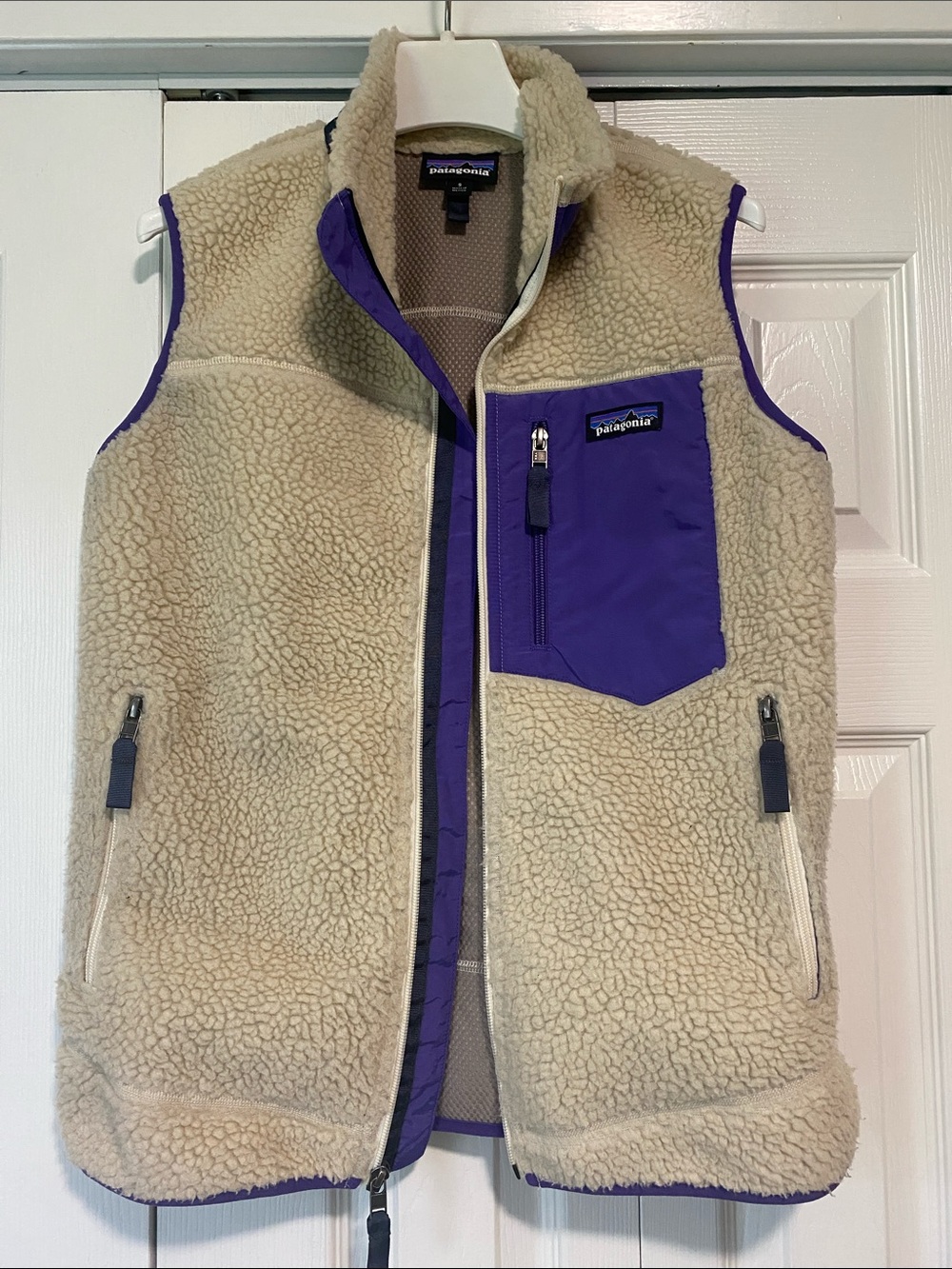 Patagonia Classic Retro-X Fleece Vest Size S Oatmeal/Off White Purple Trim.